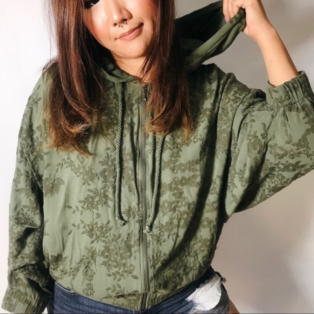 Antropologie Saturday Sunday Tonal Embroidered
Floral Green Dolan Sleeve Jacket